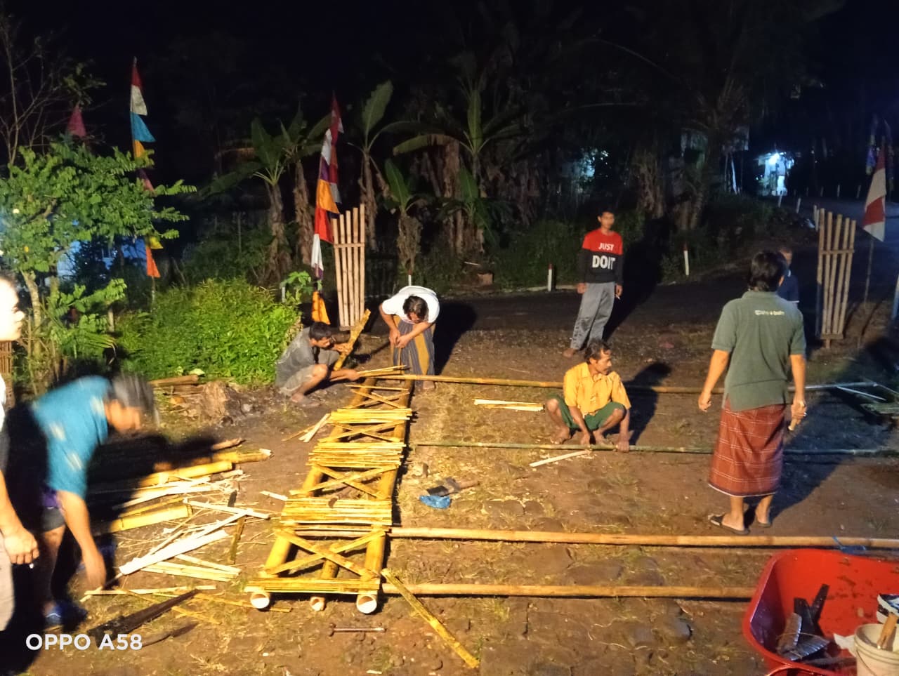 Pembuatan Gapura HUT RI ke-80 Pembuatan Gapura HUT RI ke-80